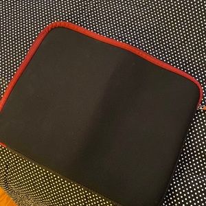 Belkin laptop protection sleeve with zipper. Red and black.